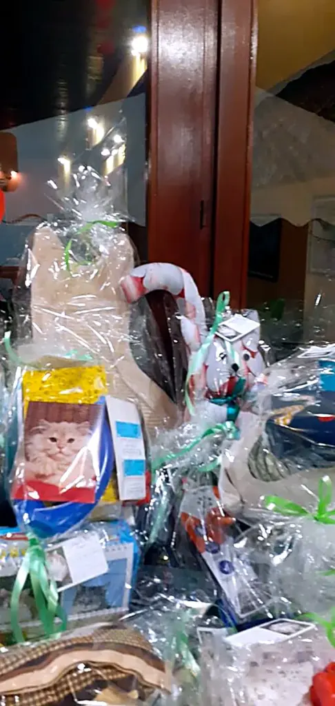 Premi incartati per la lotteria della cena solidale