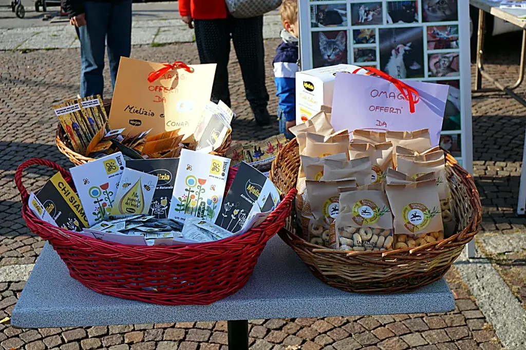 Cesti di oggetti in vendita sul banchetto dell'associazione